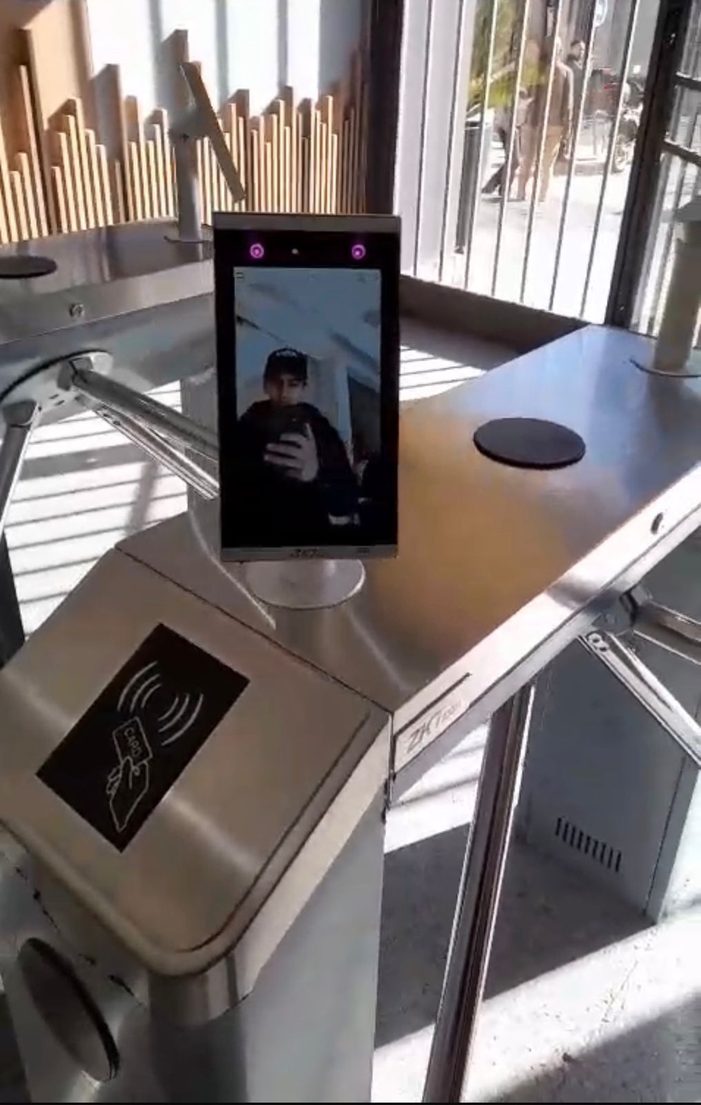 Molinete trípode con lector biométrico facial y tarjeta instalado por Seguridad Ya Mendoza