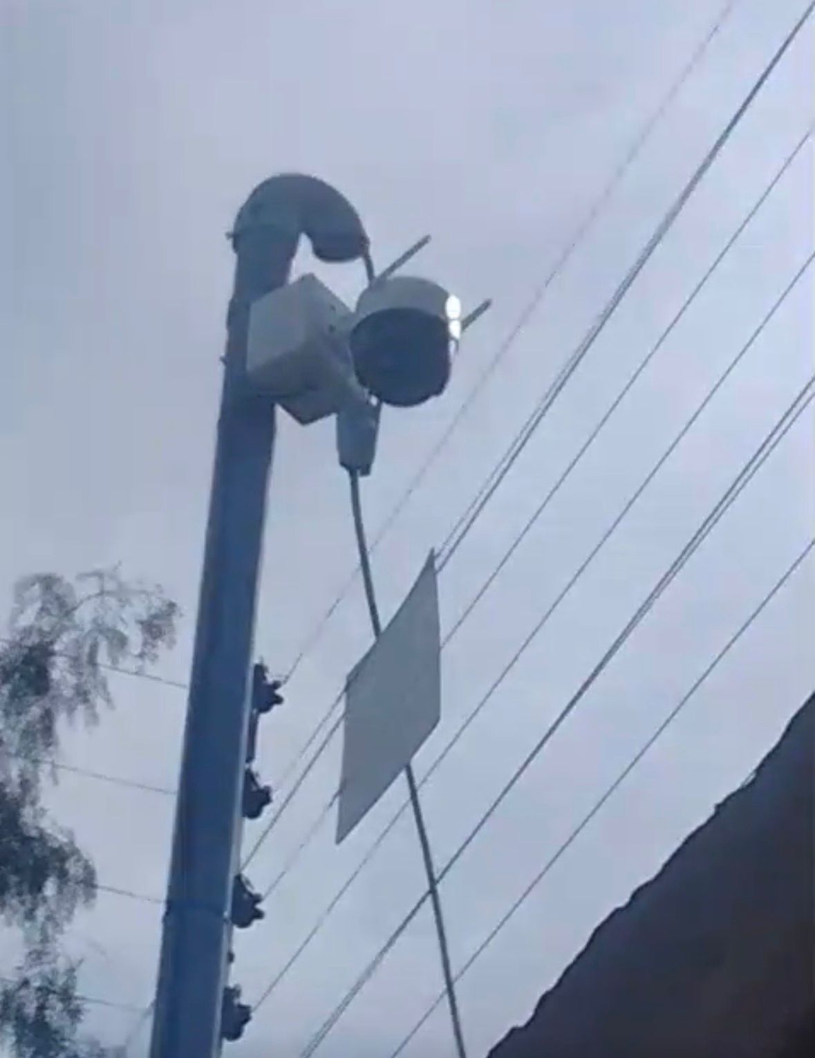 Cerco eléctrico y cámara instalados sobre columna